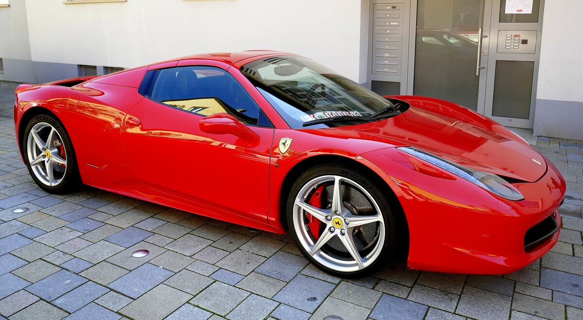 Ferrari F12 belinetta, gebaut von 2012-17, V12-Zylinder mit 6262ccm und 740PS, Vmax.340Km/h, Dez.2023