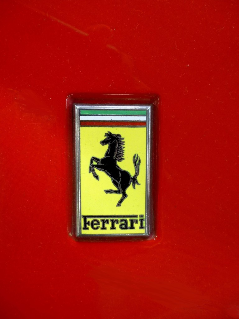 Ferrari, Firmenlogo  Springendes Pferd  des italienischen Sportwagenherstellers, wurde 1941 gegrndet und gehrt seit 1969 zum Fiat-Konzern, Jan.2015
