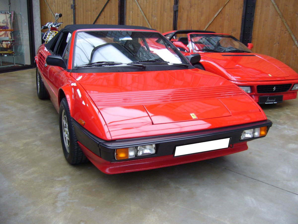 Ferrari Mondial QV Cabriolet, gebaut von 1982 bis 1985. Das Modell wurde bereits 1980 als Mondial 8 vorgestellt. Das Modell, dessen Karosserie von Pininfarina gezeichnet wurde, konnte als Coupe und Cabriolet bestellt werden. Das gezeigte Auto wurde 1984 nach Turin erst ausgeliefert und 2015 nach Deutschland verkauft. Der als Mittelmotor verbaute V8-Motor hat einen Hubraum von 2926 cm³ und leistet 239 PS. Die Höchstgeschwindigkeit gab man in Maranello mit 242 km/h an. Classic Remise Düsseldorf am 26.11.2020.