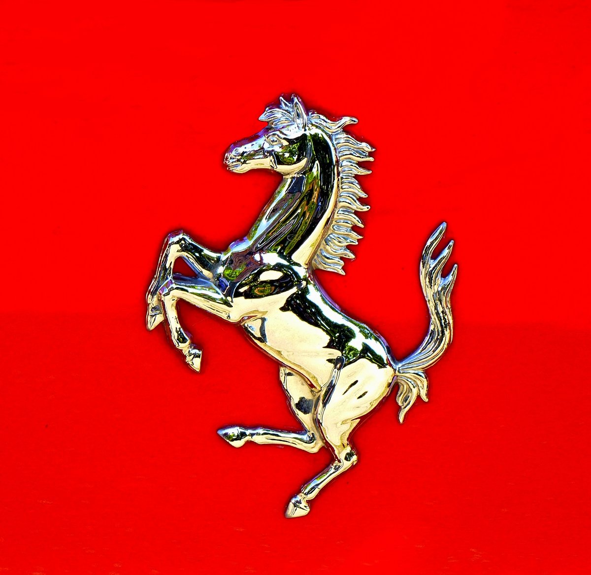 Ferrari, das  sich aufbumende Pferd  (Cavallino), am Heck eines Sportwagens, Aug.2016