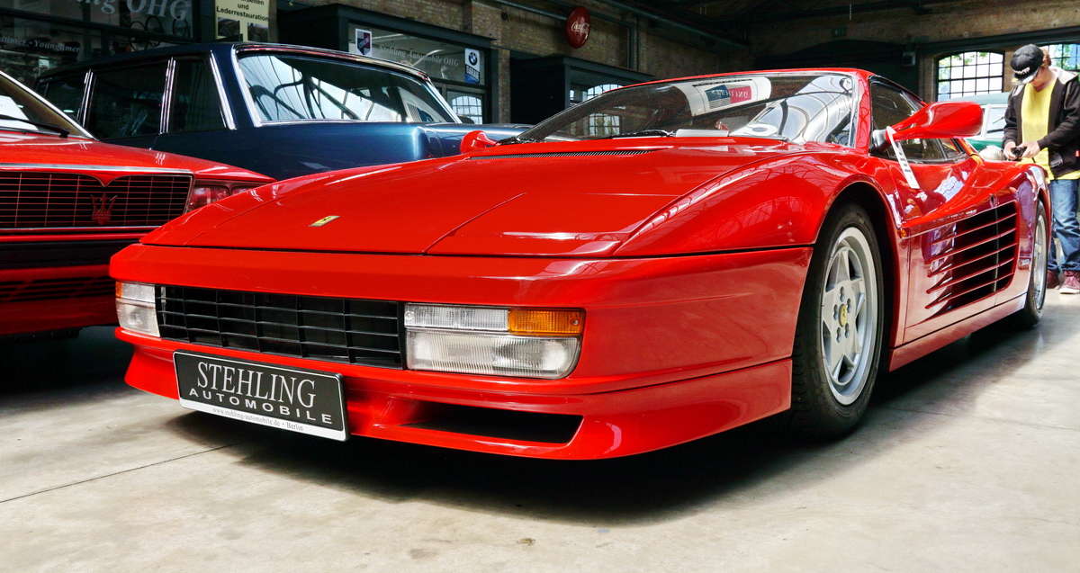 Ferrari Testarossa (F512M?) (ital.  Roter Kopf ). 12-Zylinder Motor mit 4900ccm und 440PS (324kW).Baujahre 1994 - 1996. Vmax 315km/h. Foto:32. Oldtimertage Berlin-Brandenburg; 13.05.2019