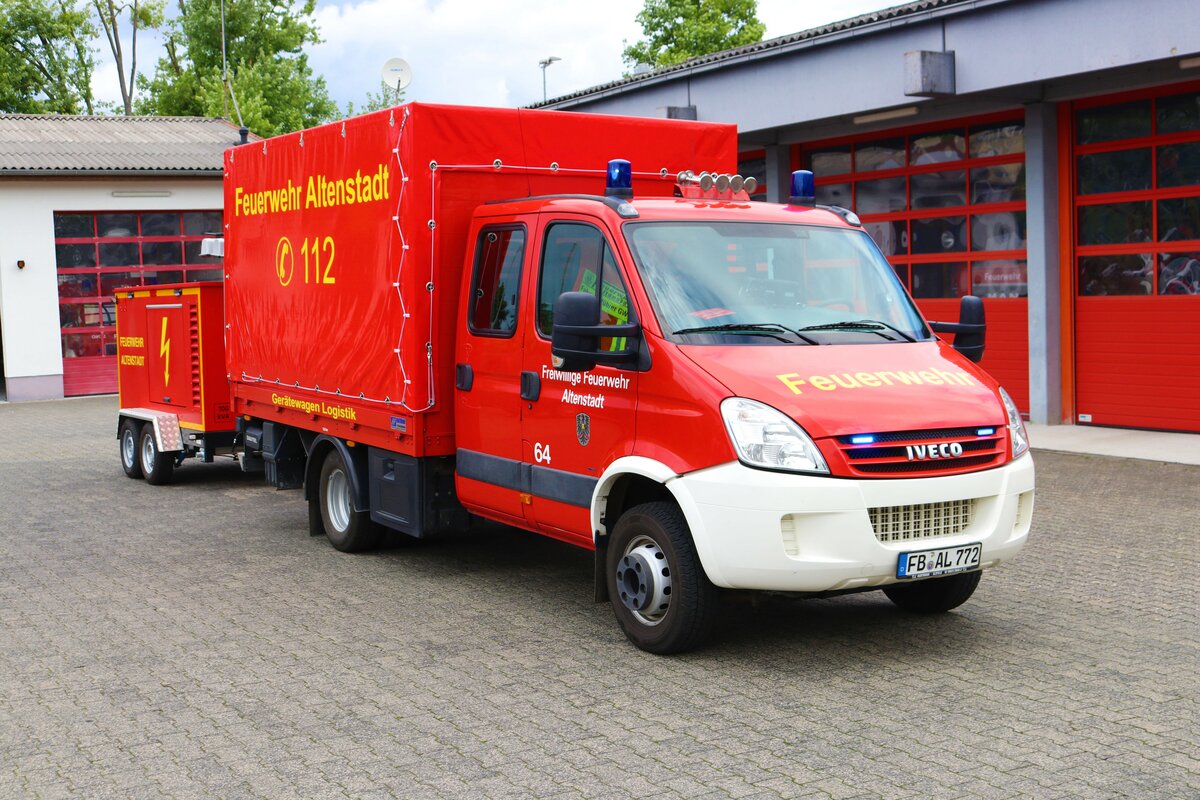 Feuerwehr Altenstadt (Hessen) IVECO Daily GW-L (Florian Altesntadt 1/64) mit Notstromanhänger am 29.07.23 bei einen Fototermin. Danke für das tolle Shooting