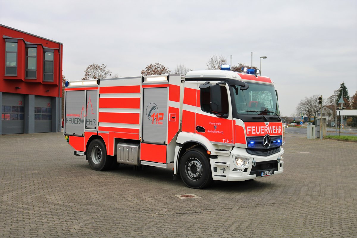 Feuerwehr Aschaffenburg Mercedes Benz Antos TLF1 (Florian Aschaffenburg 1/32/1) am 14.12.18 bei einen Fototermin