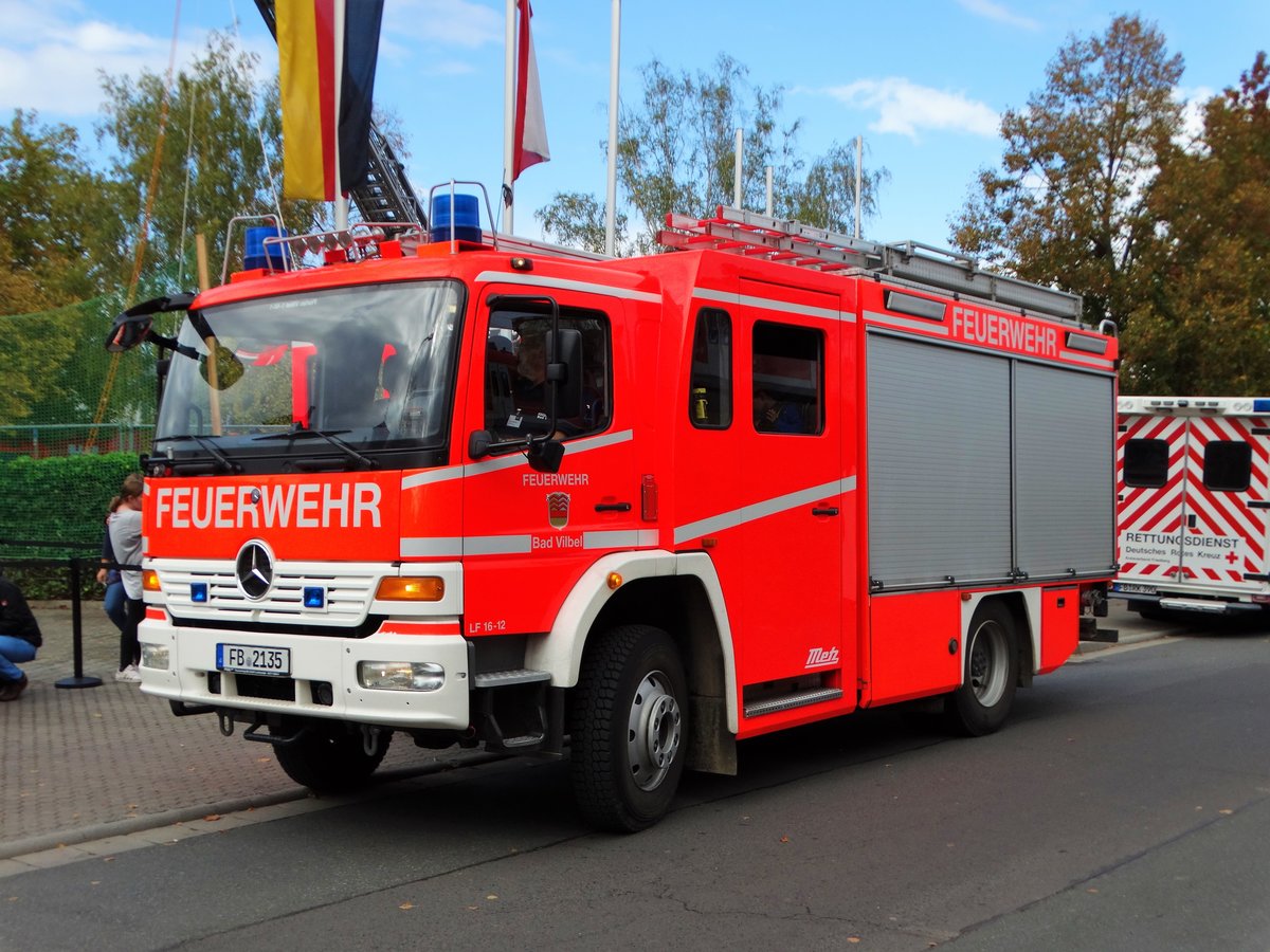 Feuerwehr Bad Vilbel Mercedes Benz Atego LF16 (Florian Vilbel 1-44-1) am 03.10.17 in Bad Vilbel beim Tag der offenen Tür 