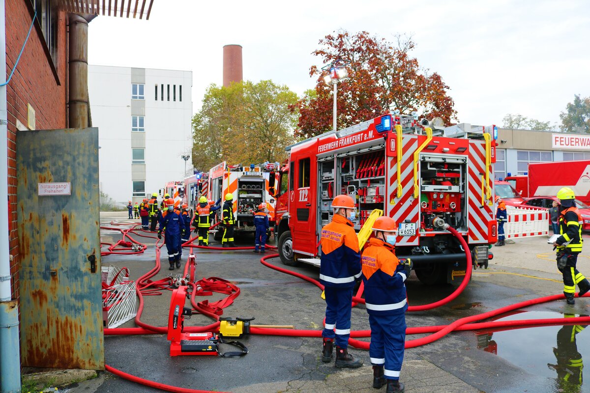 Feuerwehr Frankfurt am Main Seckbach Mercedes Benz Atego LF10 am 29.10.22 bei der Herbstabschlussübung der Jugendfeuerwehren