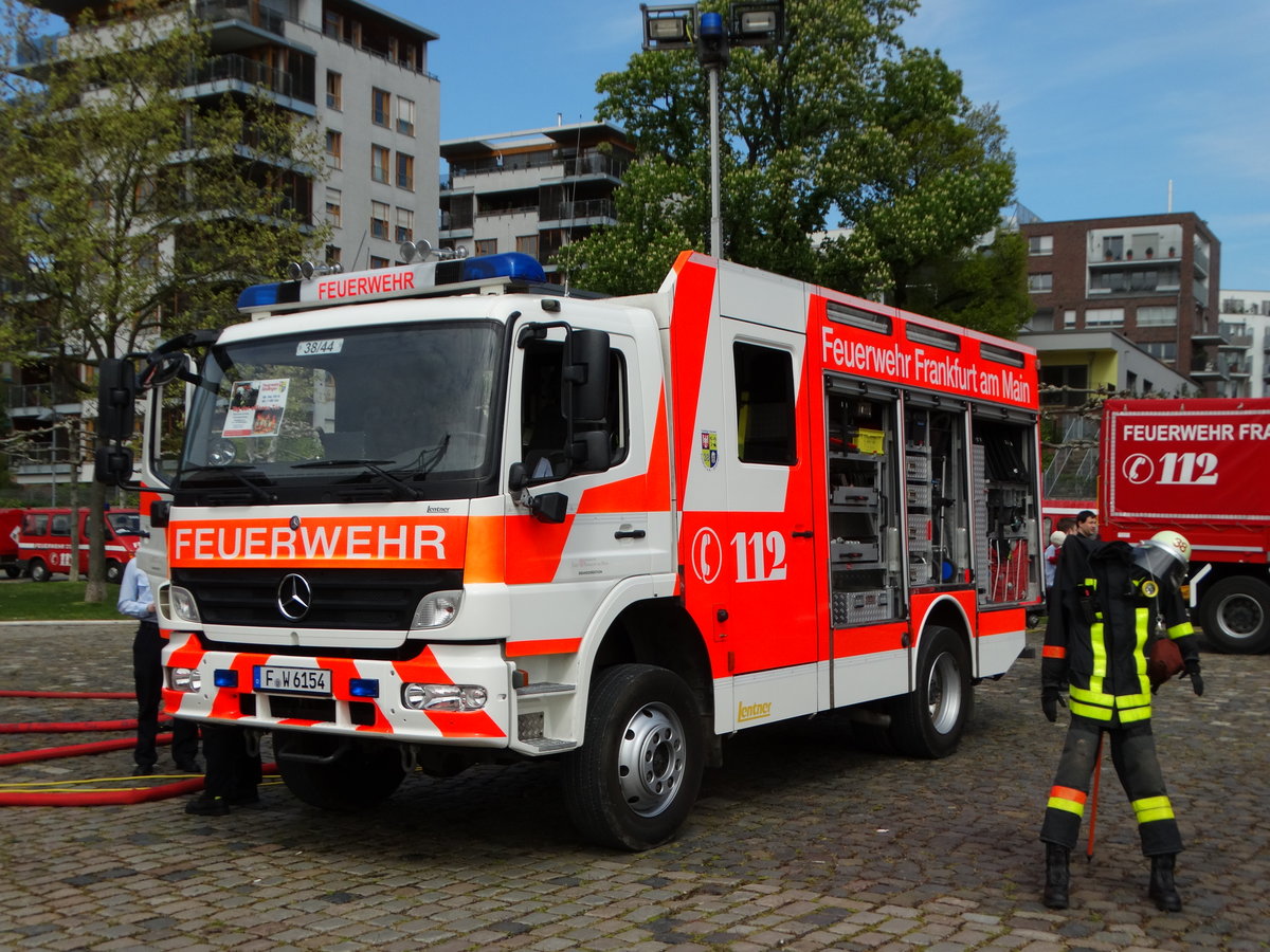 Feuerwehr Frankfurt am Main (Stadtteil Sindlingen) Mercedes Benz Atgeo LF20 am 30.04.16 am Mainufer. Diese Fahrzeuge waren bis 2013 noch bei der BF Frankfurt