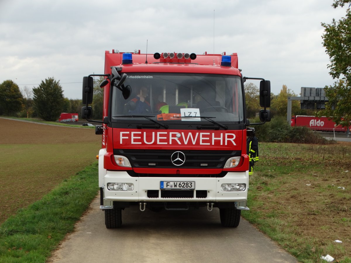 Feuerwehr Frankfurt Heddernheim Mercedes Benz Atego LF10/10 (Florian Frankfurt 22/43) am 28.10.17 im Bereitstellungsraum in Rödelheim wegen der Herbstabschlussübung der Jugendfeuerwehr