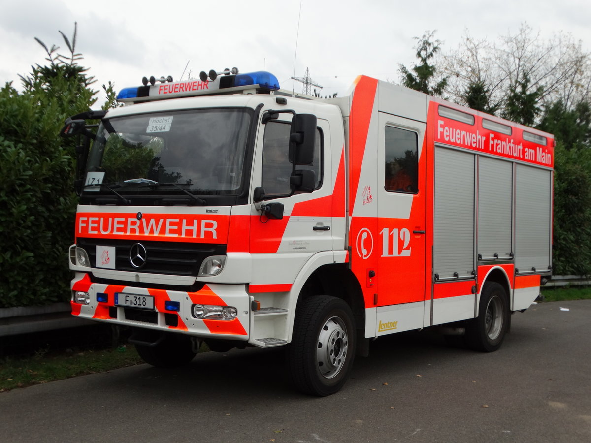 Feuerwehr Frankfurt Höchst Mercedes Benz Atego LF20 (ehemals HLF20 der BF) (Florian Frankfurt 35/44) am 28.10.17 im Bereitstellungsraum in Rödelheim wegen der Herbstabschlussübung der Jugendfeuerwehr
