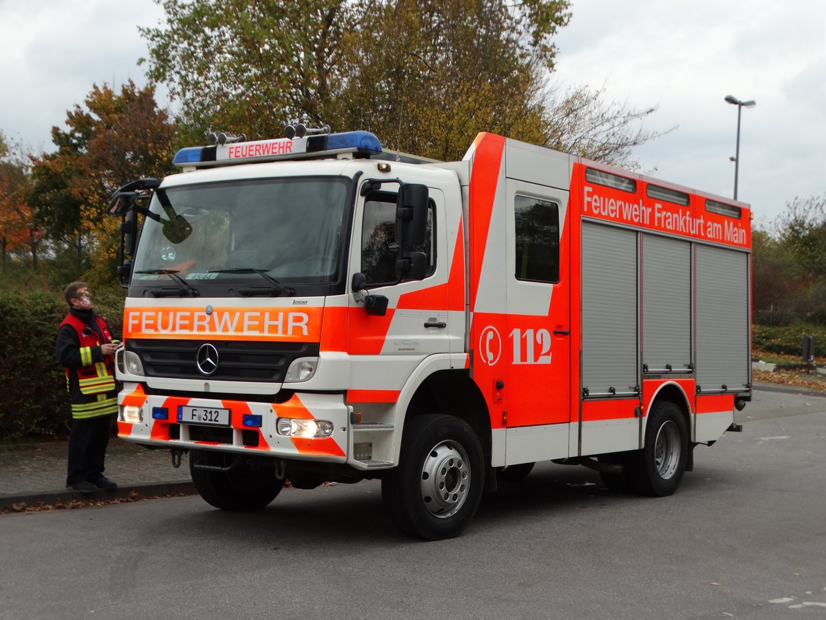 Feuerwehr Frankfurt Mercedes Benz Atego LF20 (ehemals HLF20 der BF) (Florian Frankfurt 45/44) am 28.10.17 im Bereitstellungsraum in Rödelheim wegen der Herbstabschlussübung der Jugendfeuerwehr