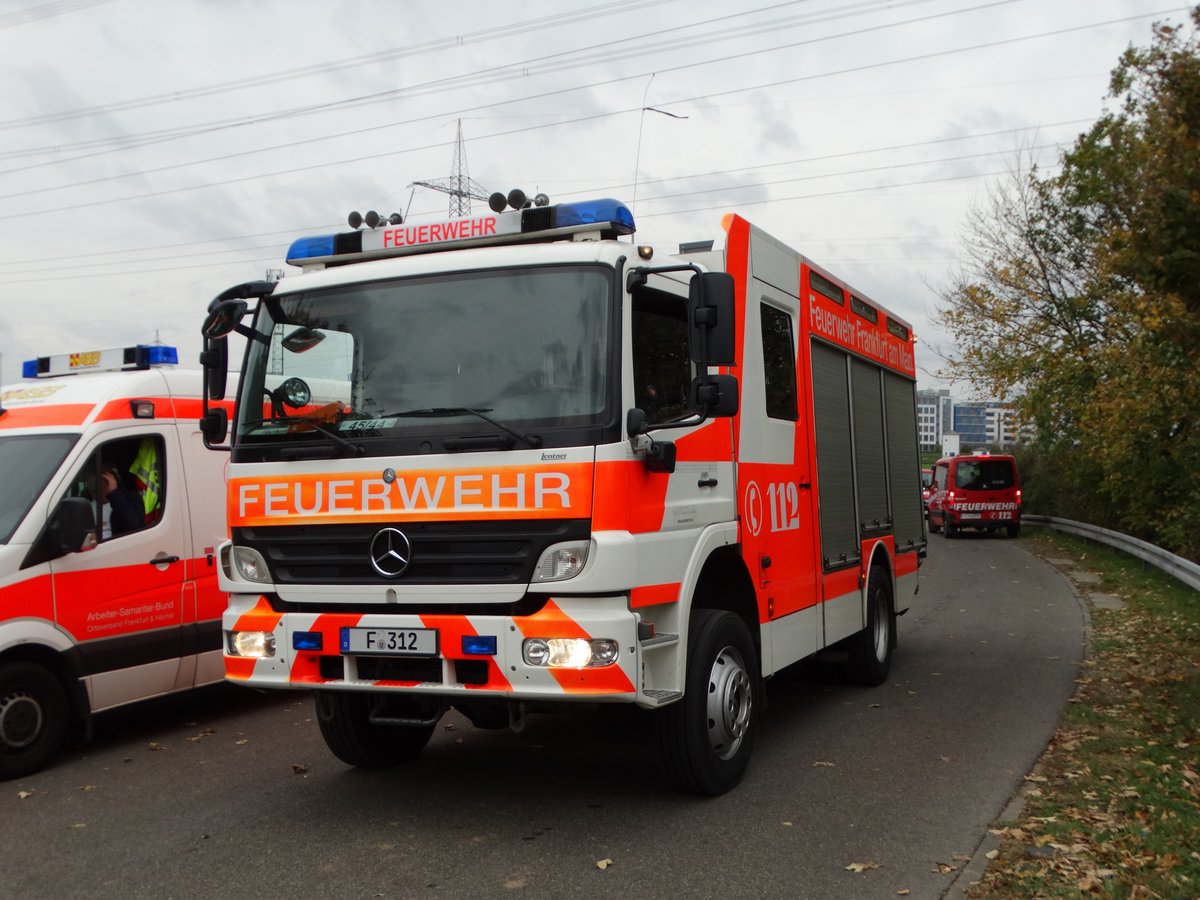 Feuerwehr Frankfurt Mercedes Benz Atego LF20 (ehemals HLF20 der BF) (Florian Frankfurt 45/44) am 28.10.17 im Bereitstellungsraum in Rödelheim wegen der Herbstabschlussübung der Jugendfeuerwehr