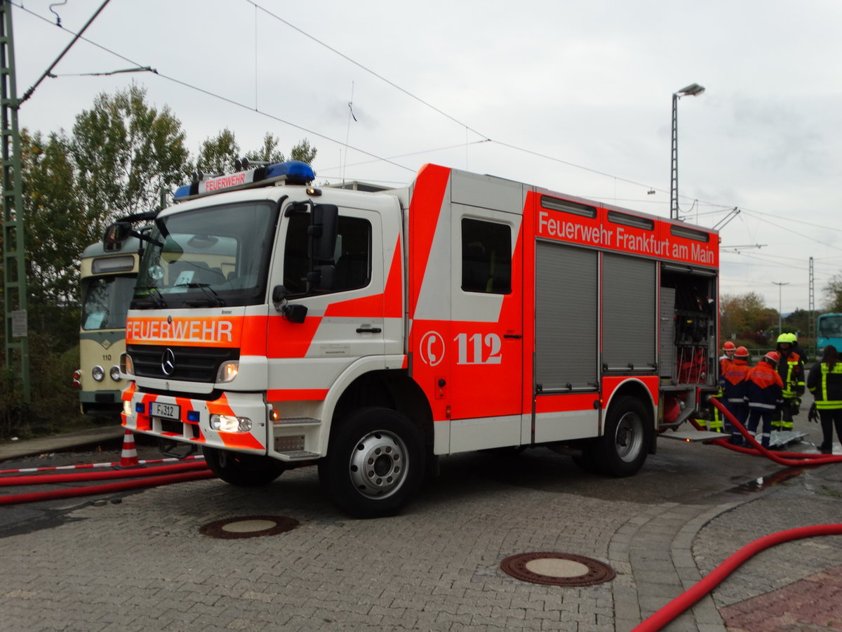 Feuerwehr Frankfurt Mercedes Benz Atego LF20 (ehemals HLF20 der BF) (Florian Frankfurt 45/44) am 28.10.17 in Rödelheim bei der Jugendfeuerwehr Abschlussübung 