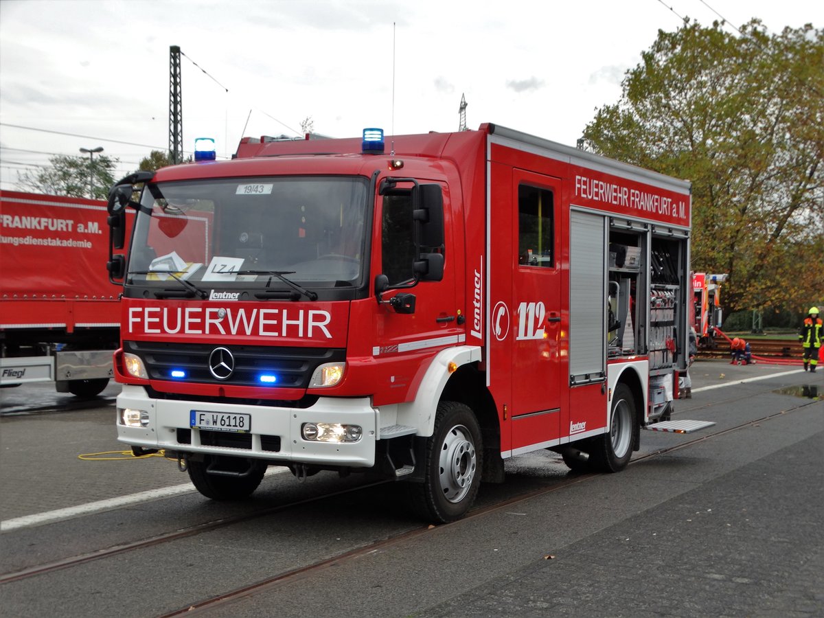 Feuerwehr Frankfurt Mercedes Benz Atego LF10 (Florian Frankfurt 19/43) am 28.10.17 in Rödelheim bei der Jugendfeuerwehr Abschlussübung 