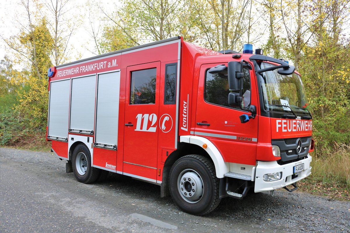 Feuerwehr Frankfurt Mercedes Benz Atego LF10/10 (Florian Frankfurt 24/43-1) am 27.10.18 im Bereitstellungsraum Enkheimer Ried bei der Herbstabschlussübung der Jugendfeuerwehr