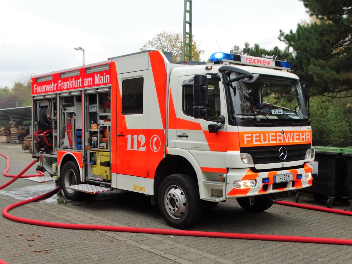 Feuerwehr Frankfurt Sossenheim Mercedes Benz Atego LF20 (ehemals HLF20 der BF) (Florian Frankfurt 43/44) am 28.10.17 in Rödelheim bei der Jugendfeuerwehr Abschlussübung 
