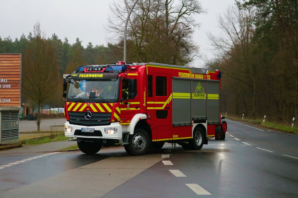 Feuerwehr Hanau Mercedes Benz Atego Lentner HLF20 (Florian Hanau 1-46-2) am 12.03.23 bei der Bombenentschärfung in Hanau an der Feuerwache