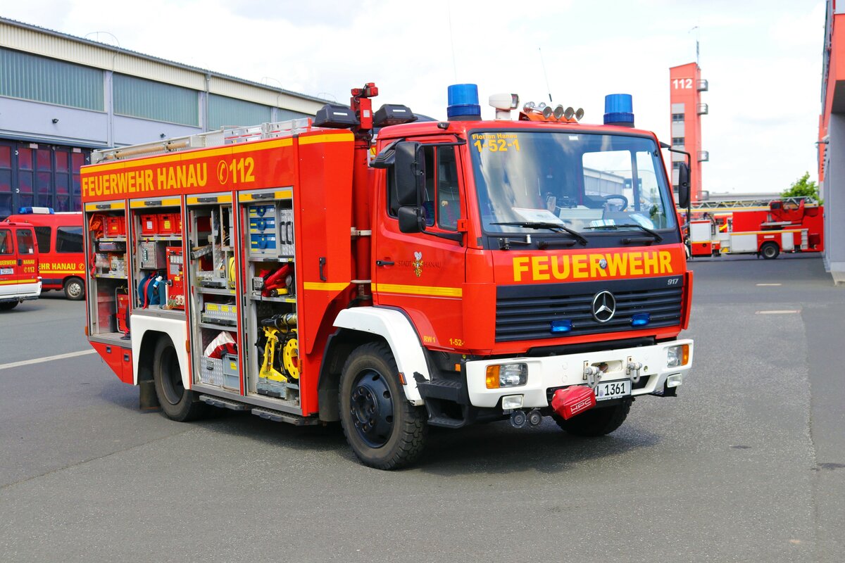 Feuerwehr Hanau Mercedes Benz RW (Florian Hanau 1-52-1) am 06.05.23 bei einem Fototermin