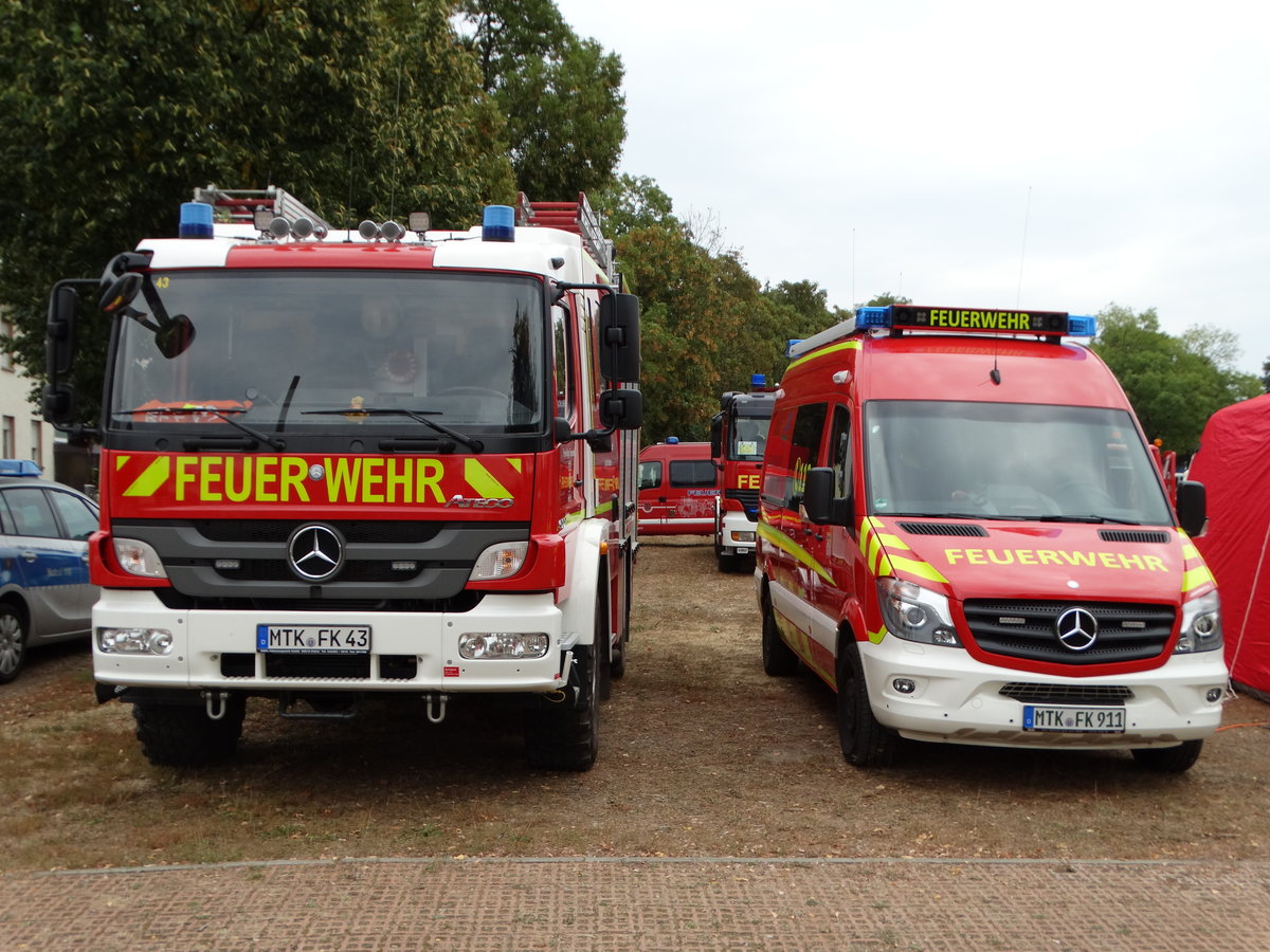 Feuerwehr Kriftel Mercedes Benz Atego LF10 KatS (Florian Kriftel 1/43) und Mercedes Benz Sprinter ELW am 17.09.16 beim Katastrophenschutztag des Main Taunus Kreis in Hochheim am Main