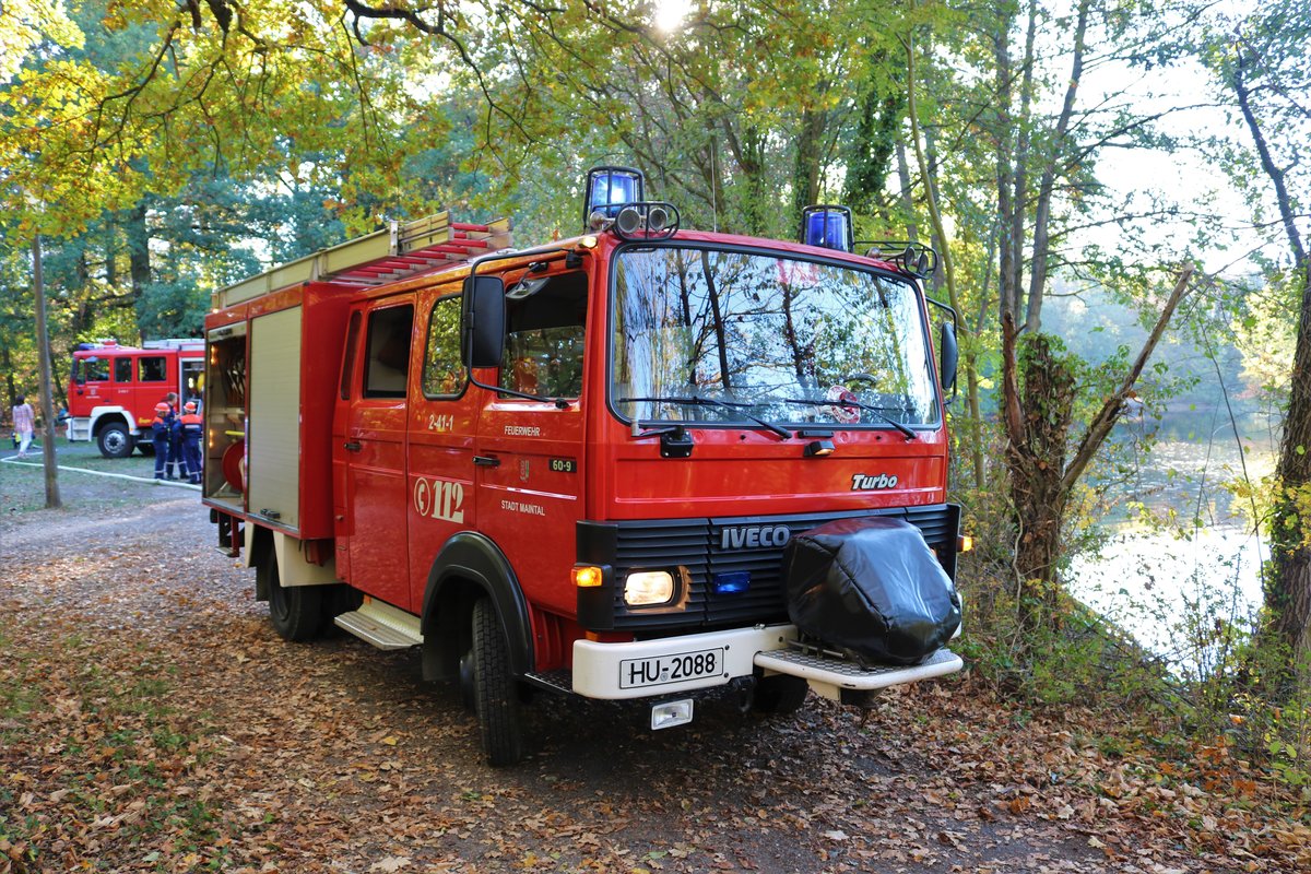 Feuerwehr Maintal IVECO LF8 (Florian Maintal 2-41-1) am 13.10.18 bei der Jugendfeuerwehr Abschlussübung am Gänseweiher 