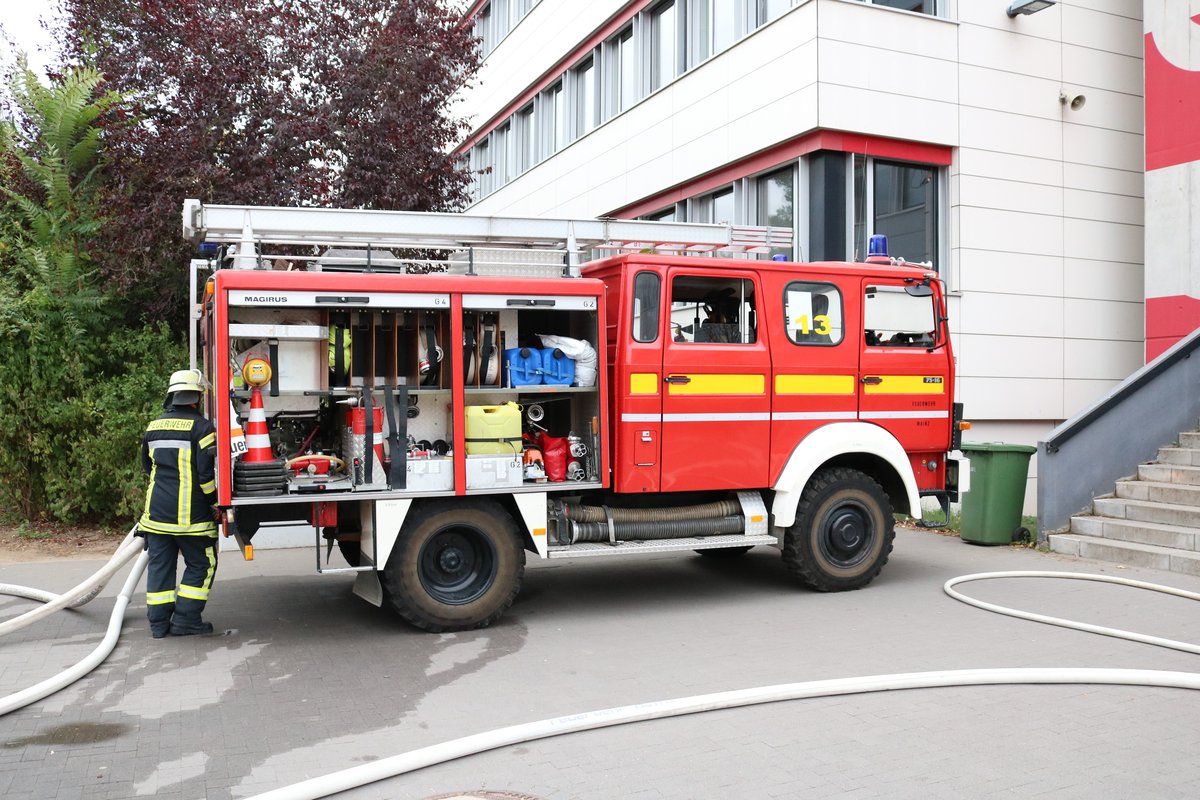 Feuerwehr Mainz IVECO TLF 16/18 (Florian Mainz 14/44) am 22.09.18 einer Jugendfeuerwehr Großübung an der Otto Schott Schule in Gonsenheim 
