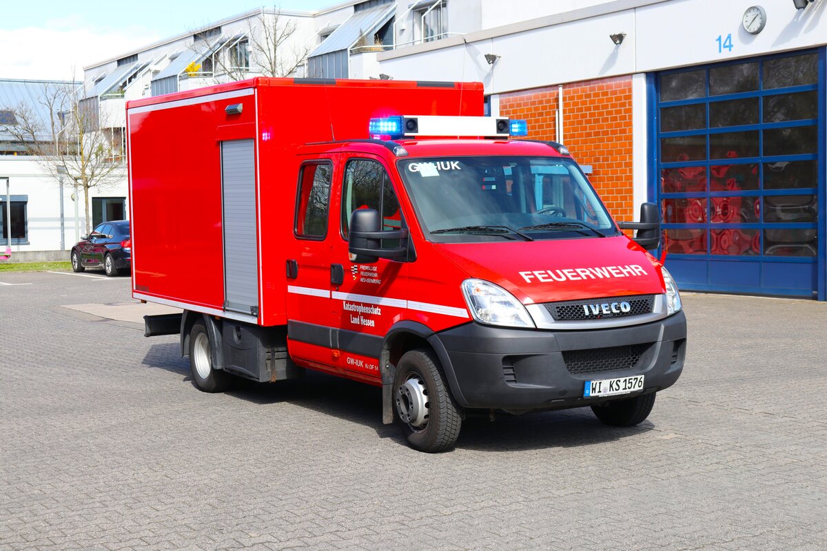 Feuerwehr Neu-Isenburg IVECO Daily GW-iIuK des Kreis Offenbach (Florian Kreis Offenbach 14-1) am 23.03.24 bei einen Fototermin. Danke für das tolle Shooting