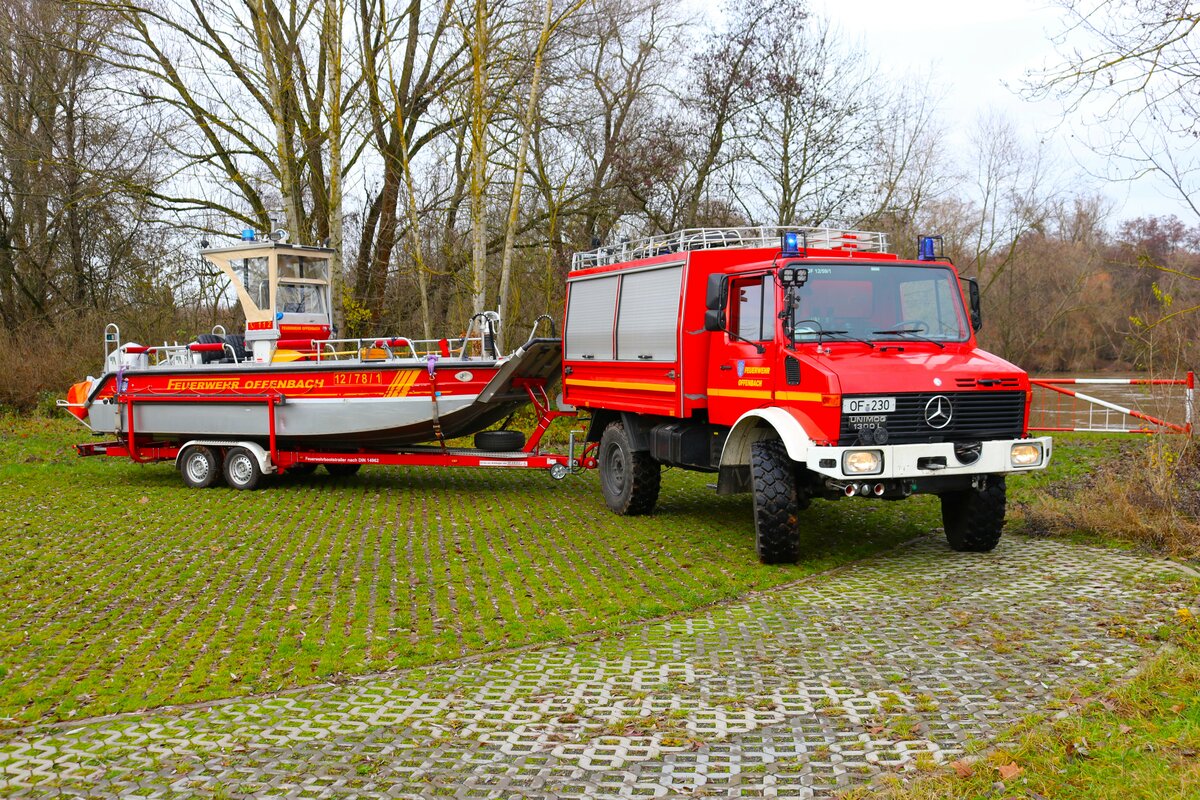 Feuerwehr Offenbach Rumpenheim Mercedes Benz Unimog U1300 GW-Boot (Florian Offenbach 12/59/1) und MZB (Florian Offenbach 12/78/1) am 16.12.23 bei einen Fototermin. Danke für das tolle Shooting