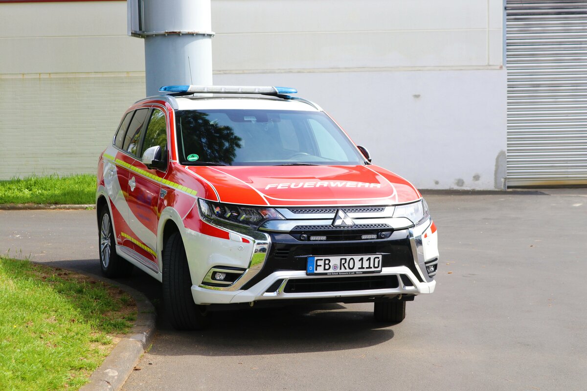 Feuerwehr Rosbach vor der Höhe Mitsubishi Outlander Kdow am 03.09.23 in Friedberg