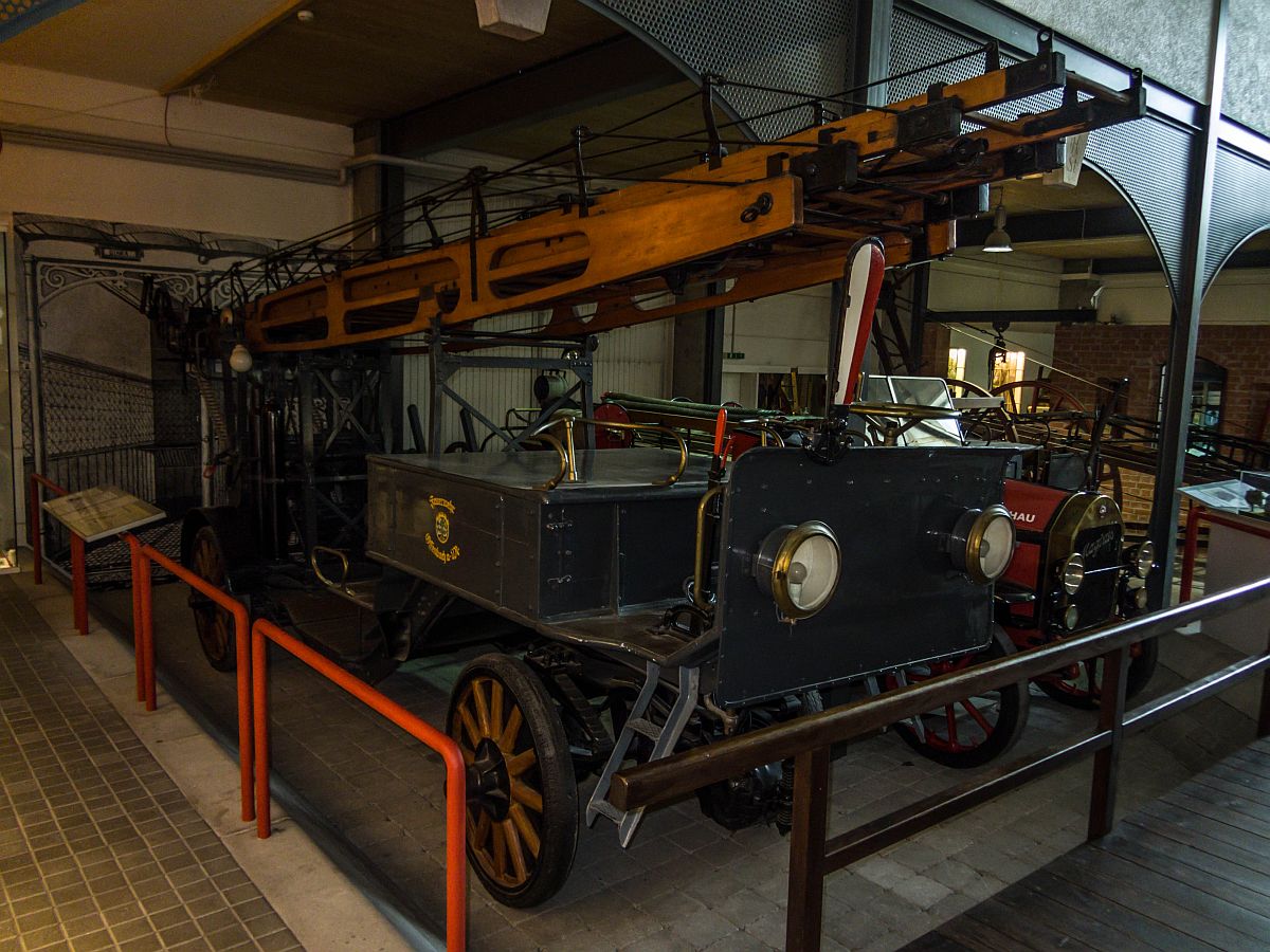 Feuerwehrauto von dem Anfang des 20. Jahrhunderts (1903). Das Auto hat ein Elektroantrieb! Foto: Deutsches Feuerwehr-Museum Fulda am 24.11.2012