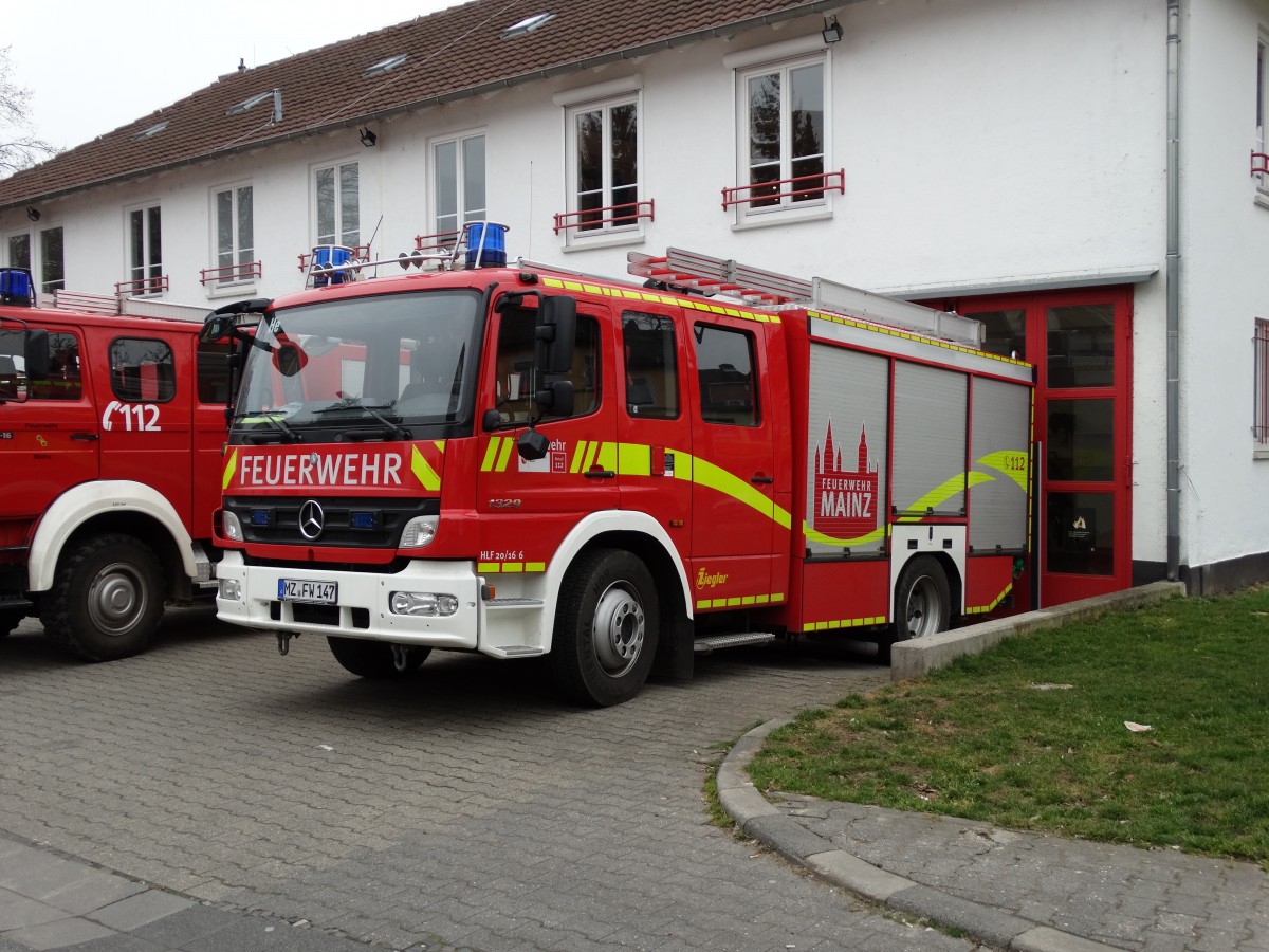 FFW Mainz Hechtsheim Mercedes Benz Atego HLF 20/16 am 14.03.15 am Feuerwerhaus in Hechtsheim 