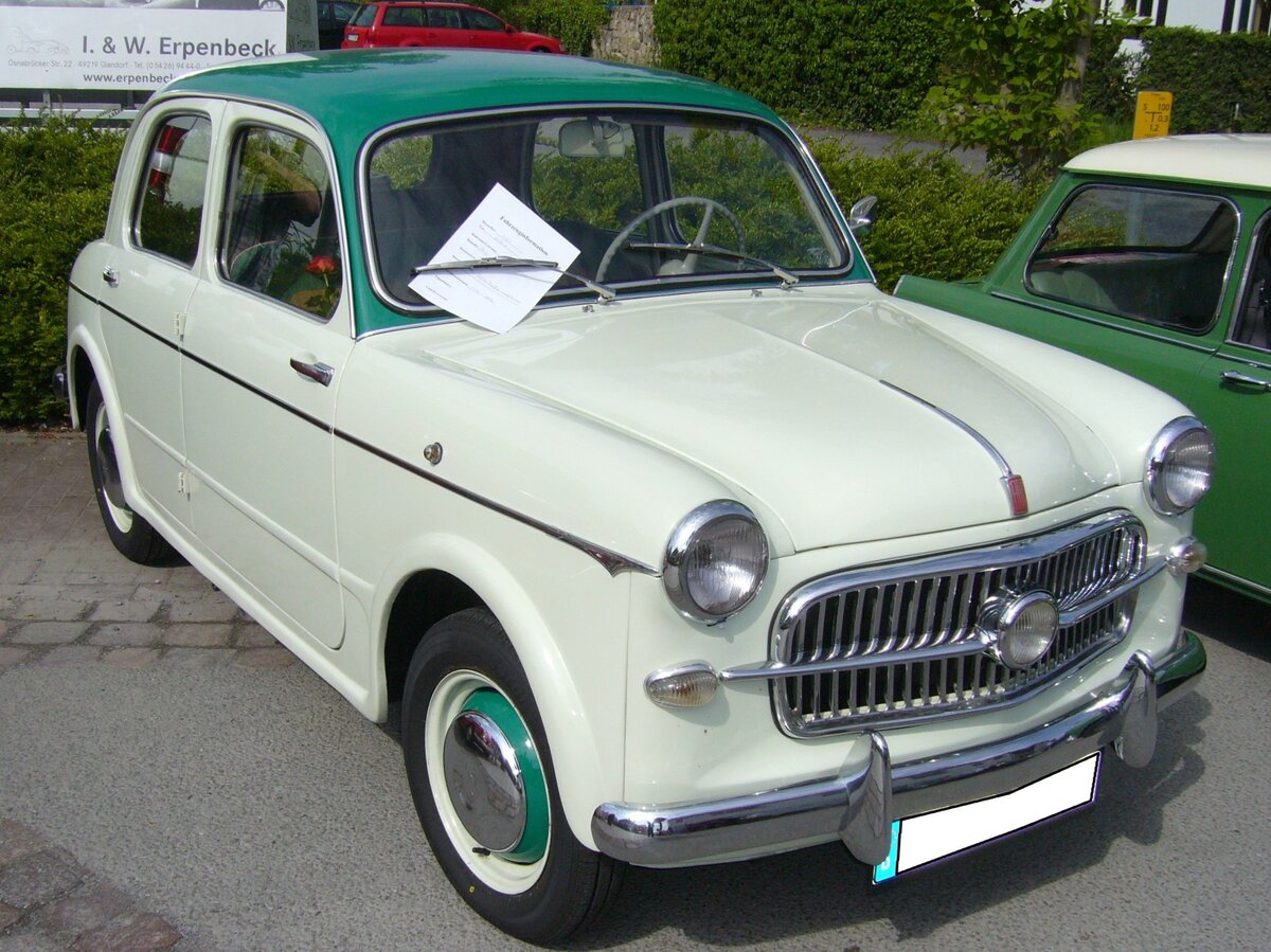 Fiat 1100-103E von 1956. Das Modell wurde 1953 als  Nuova Millecento  vorgestellt. Durch seine Pontonform hob er sich schon rein optisch vom Vorgängermodell, das bereits 1937 vorgestellt wurde ab. Nur im Modelljahr 1956 gab es das abgelichtete Modell 1100-103E. Der Vierzylinderreihenmotor hat einen Hubraum von 1089 cm³ und leistet 40 PS. Oldtimertreffen Glandorf am 14.05.2017.