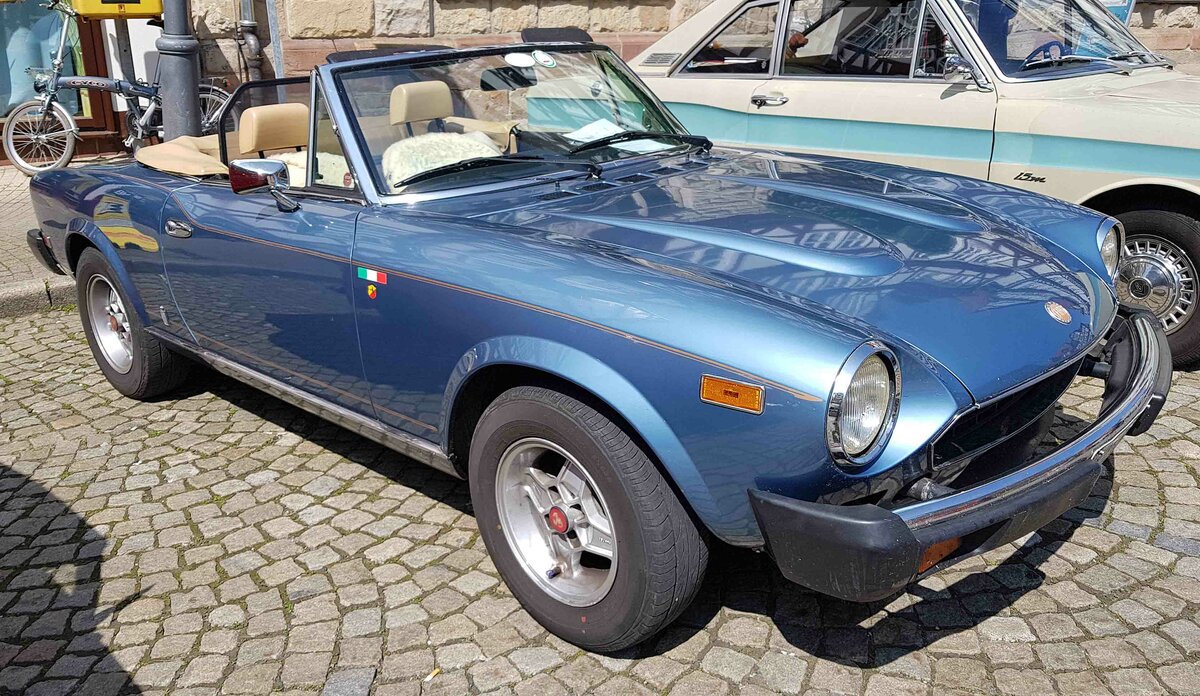 =Fiat 124 Spider, Bj. 1979, gesehen bei der Oldtimerveranstaltung in Spangenberg im Mai 2023