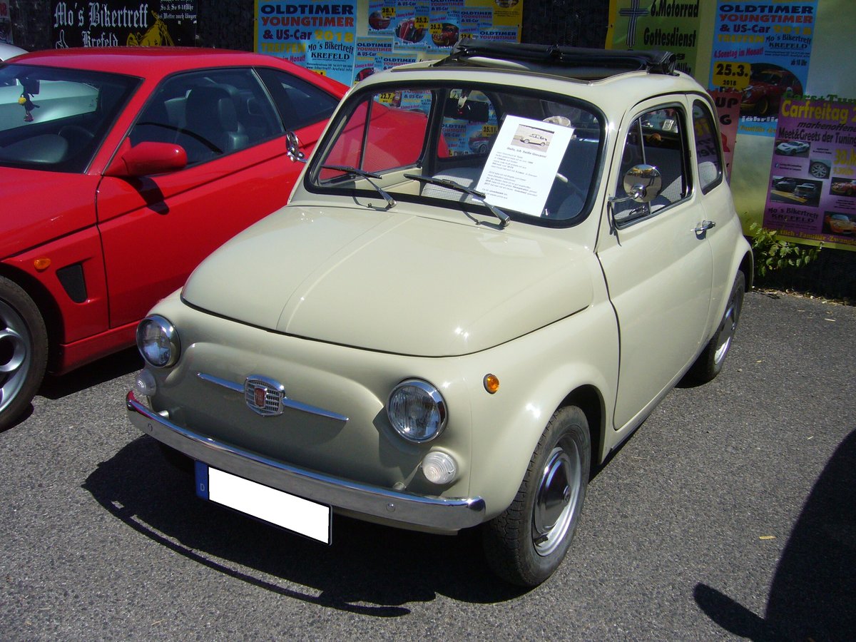 Fiat 500 . 1957 - 1977. Der Nuova 500 war der Inbegriff der Volksmotorisierung in Italien. Hier wurde ein Modell F aus dem Jahr 1966 abgelichtet. Dieser Wagen lief von 1966 bis 2014 in Catania/Sizilien. Der im Heck verbaute Zweizylinderreihenmotor leistet in diesem Modell 18 PS aus 594 cm³ Hubraum. Treffen  Forza Italia  am 30.06.2018 in Krefeld.