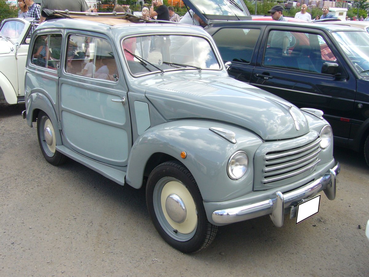 Fiat 500 C  Topolino  in der Kombiversion Belvedere, gebaut im Werk Lingotto von 1949 bis 1955. Dante Giacosa, Fiats genialer Konstrukteur, hatte den 500´er schon 1936 konstruiert. Es gab die Baureihe A von 1936 bis 1948, die Baureihe B von 1948 bis 1949 (hier waren hängende Ventile im Motor verbaut) und die optisch retuschierte Baureihe C. Lizenzproduktionen dieses Wagens liefen bei Simca in Frankreich als Modell  Cinq  und in Österreich als Steyr-Fiat 500 C.  Der wassergekühlte Vierzylinderreihenmotor leistet 16,5 PS aus einem Hubraum von 569 cm³. Oldtimertreffen an der  Alten Dreherei  in Mülheim an der Ruhr am 16.06.2019. 
