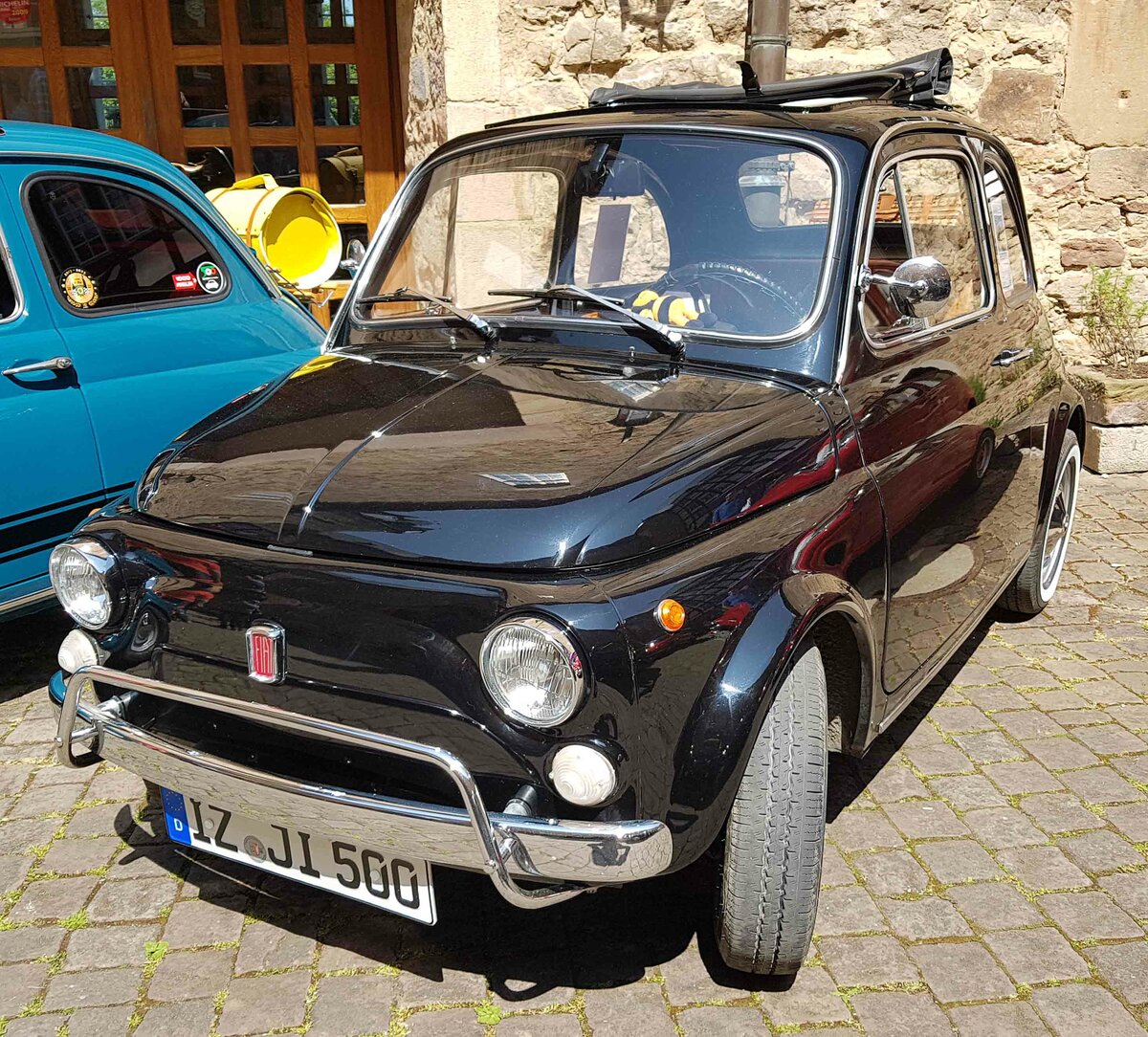 =Fiat 500 L, gesehen bei der Sonderausstellung Fiat 500 auf Schloss Spangenberg im Mai 2023