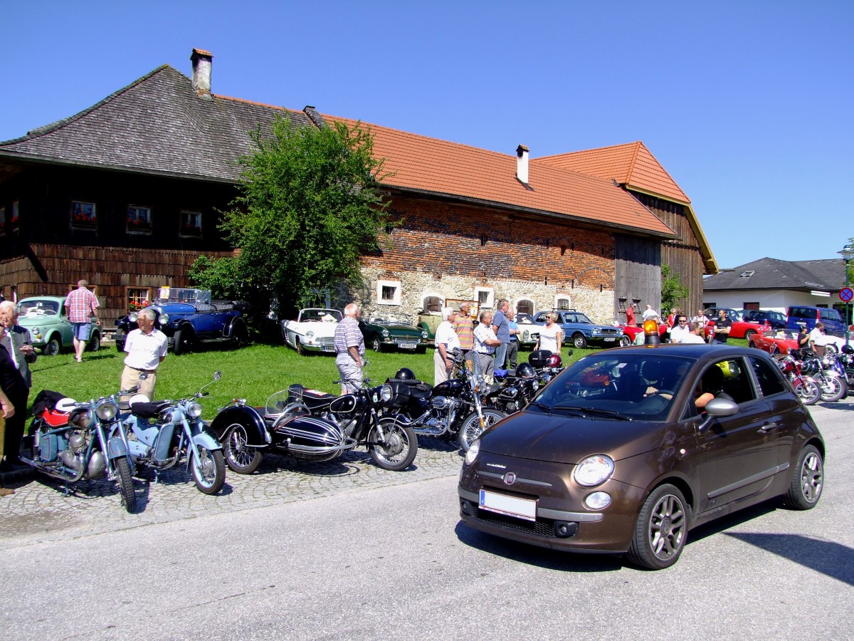 FIAT 500 vor der Kulisse des Freilichtmuseum Stehrerhof in Neukirchen/Vöckla; 140706