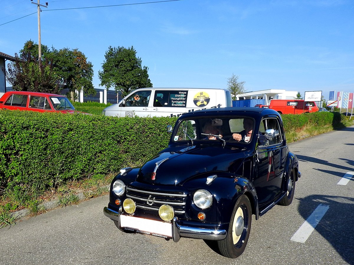 FIAT-500(so steht es zumindest auf der Heckklappe), am Weg zur Oldtimerveranstaltung Rottenbach; 160904