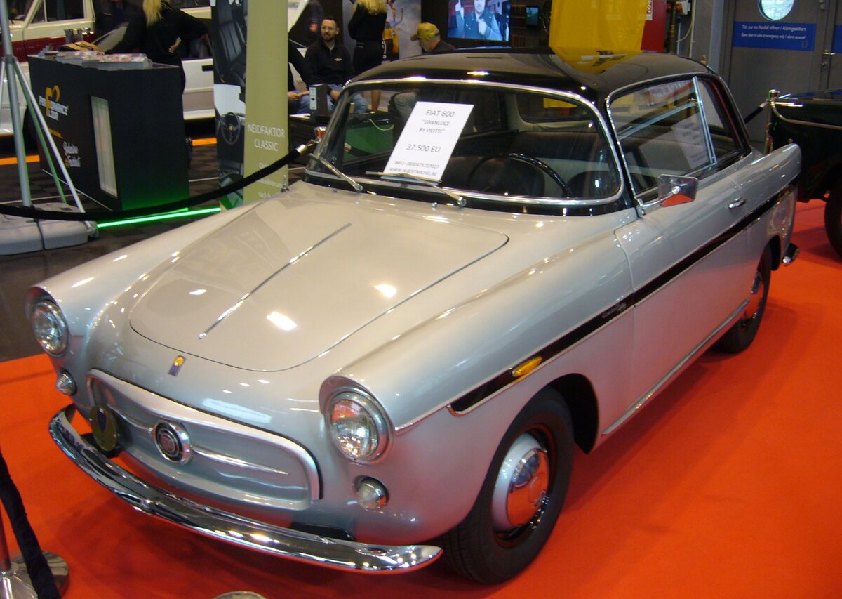 Fiat 600  Granluce  Coupe mit Viotti Karosserie aus dem Jahr 1959. Auf der Basis des 1955 vorgestellten italienischen  Volkswagens  Fiat 600 (Seicento) baute die 1921 gegründete Carrozzeria Viotti/Turin ein schickes kleines Sportcoupe für Individualisten die etwas stilvolleres suchten. Viotti baute einige hundert dieser eleganten Coupes auf der Basis des  Seicento . Der im Heck verbaute und wassergekühlte Vierzylinderreihenmotor hat einenHubraum von 633 cm³ und leistet 28 PS. Die Höchstgeschwindigkeit soll bei ca. 110 km/h liegen. Techno Classica Essen am 13.04.2023.
