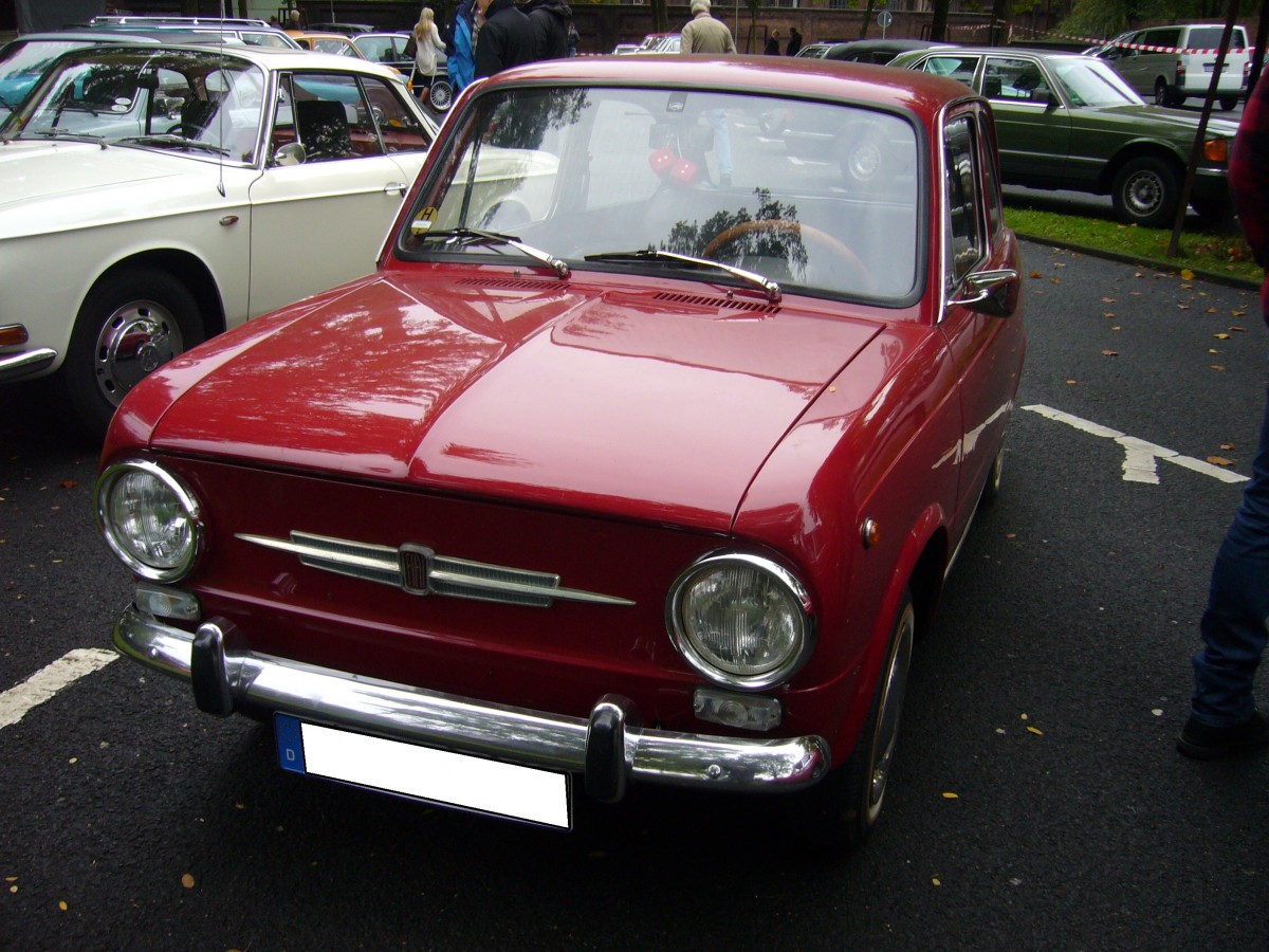 Fiat 850 Limousine. 1964 - 1973. Der im Heck verbaute 4-Zylinderreihenmotor leistet aus 843 cm³ 34 PS, 37 PS oder in der Special-version sogar 47 PS. Historicar am 17.10.2015.
