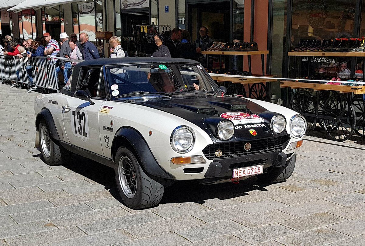 =Fiat Abarth 124 CSA, Bj. 1973, 1800 ccm, 150 PS, während der Präsentation der Rennteilnehmer des Rossfeldrennens  Edelweiss-Bergpreis  2022 im Markt Berchtesgaden.