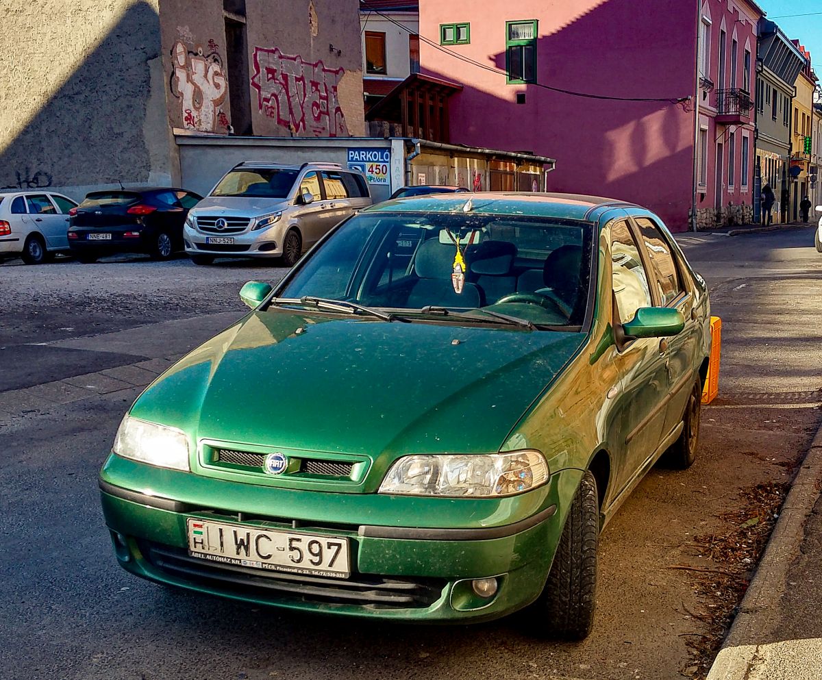 Fiat Albea in der Farbe Smaragdgrün / Emerald Green / Verde Smeraldo. Foto: 02.2021.