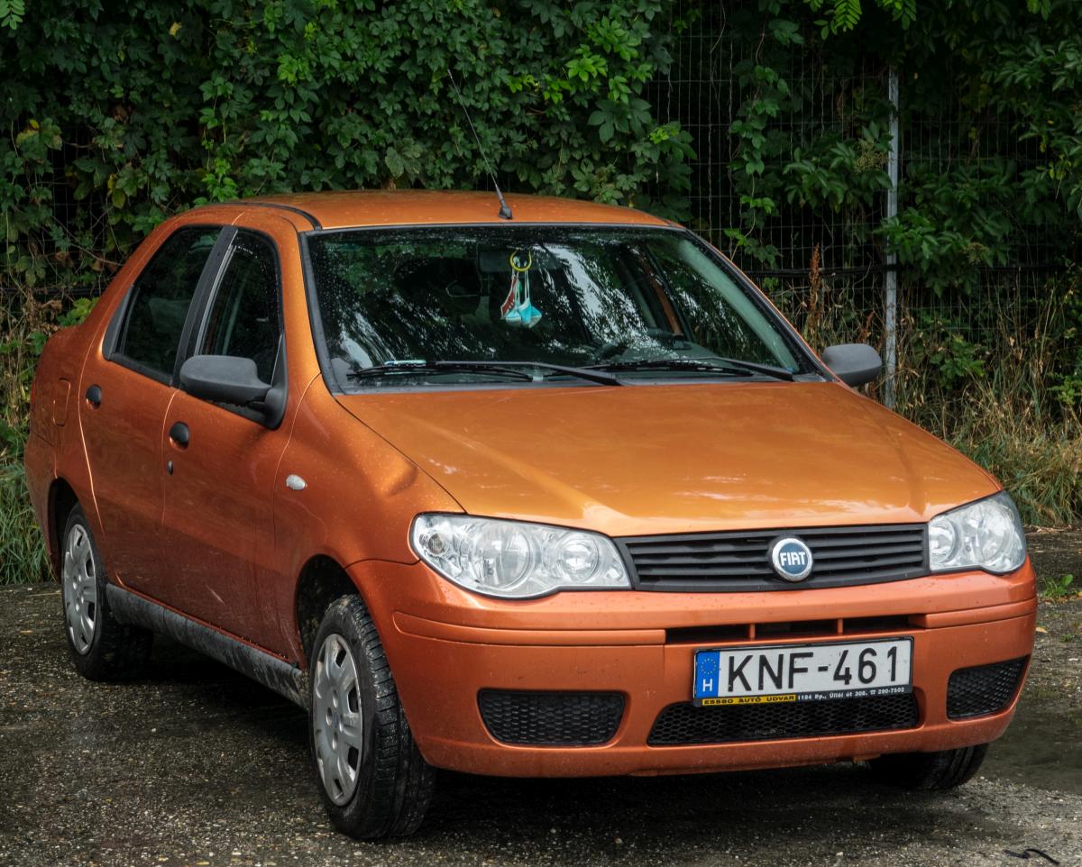 Fiat Albea in Orange, fotografiert in Sommer, 2019, Hungaroring.