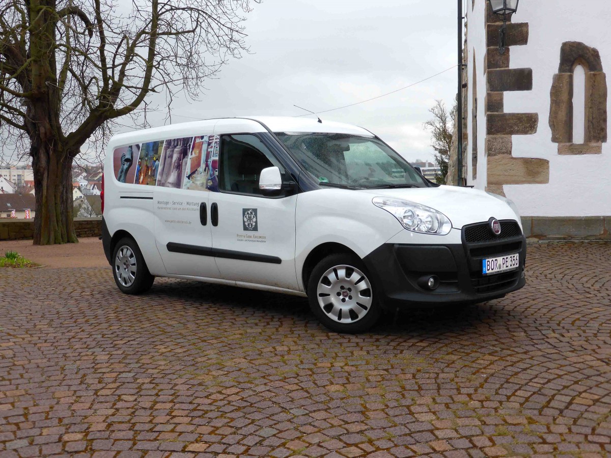 Fiat Doblo der Firma  Petit & Edelbrock  steht vor der Pfarrkirche St. Jakobus in 36088 Hünfeld, März 2015