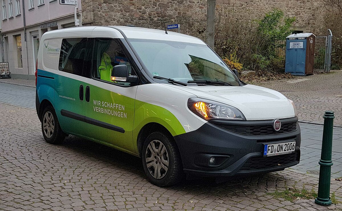 =Fiat Doblo von OSTHESSENNETZ steht im November 2021 in Fulda