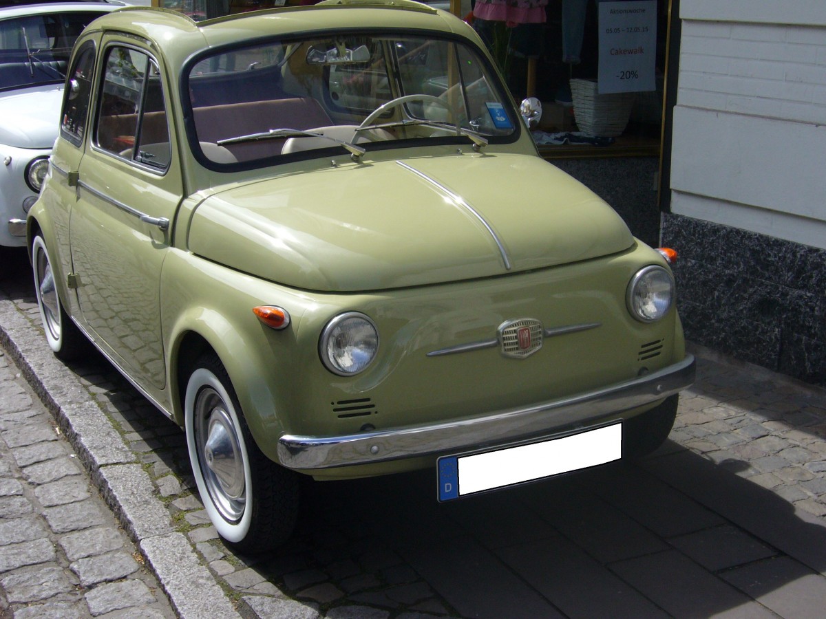 Fiat Nuova 500. 1957 - 1977. Von diesem  Dauerbrenner  verkaufte Fiat weit über 3.7 Millionen Fahrzeuge. Hier wurde ein 1964´er Modell 500D abgelichtet, dessen 2-Zylinder Parallel-Twinmotor auss 499,5 cm³ Hubraum 17,5 PS leistet. 8. Kettwiger Oldtimerfrühling am 01.05.2015.