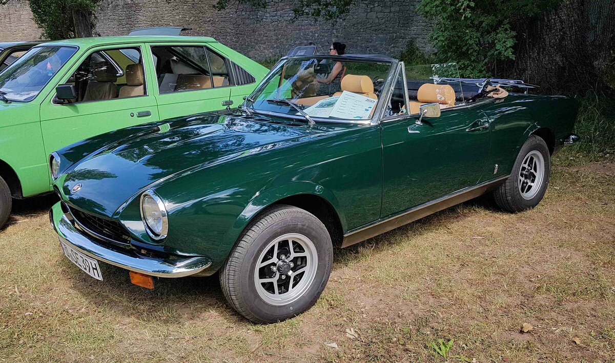 =Fiat Spider 124 CS, Bj. 1977, 1800 ccm, 83 PS, steht auf der Ausstellungsfläche für Oldtimerfahrzeuge beim Bürgerfest  200 Jahre Landkreis Fulda  auf dem Gelände von Schloß Fasanerie im Juni 2022.