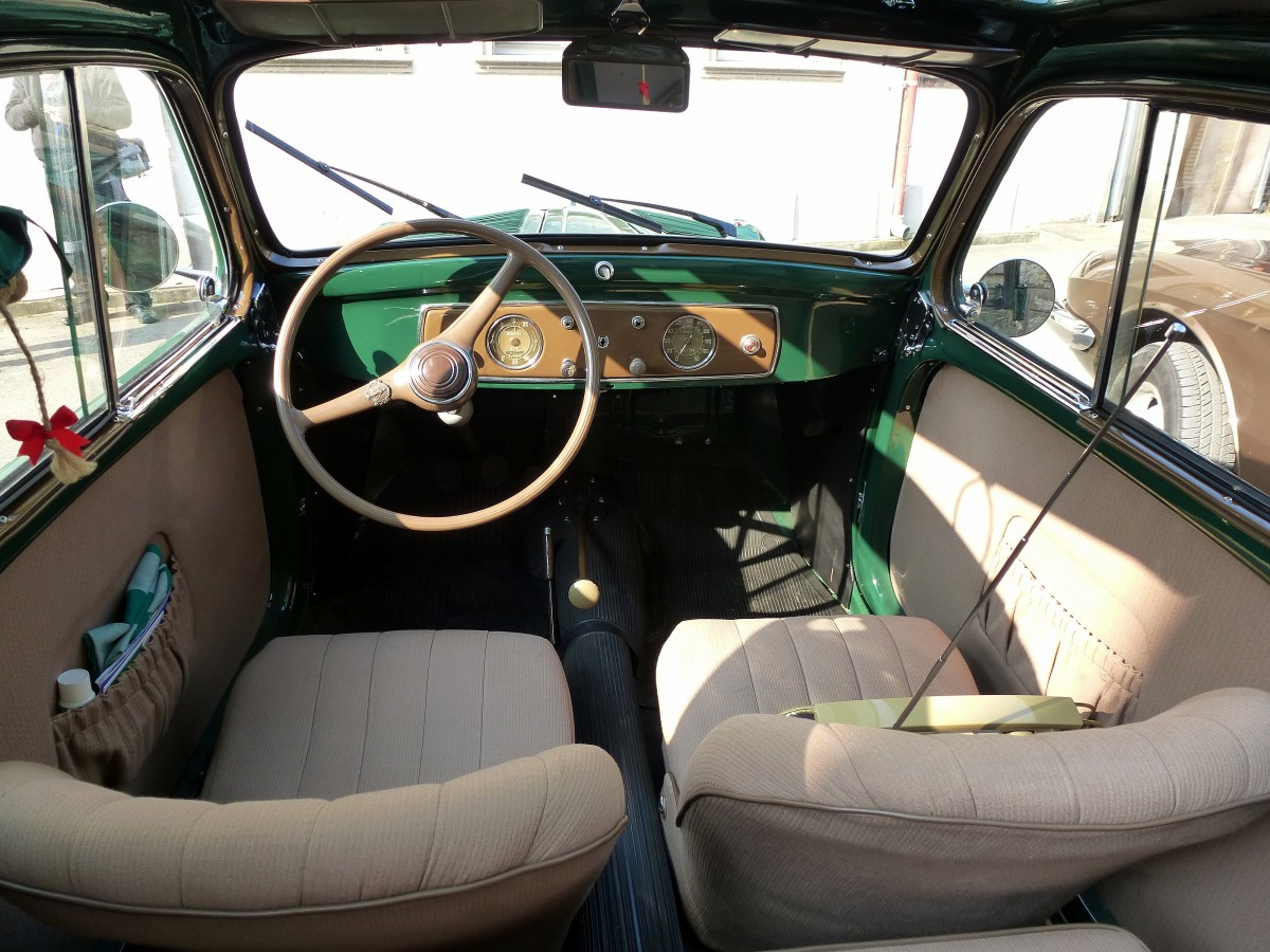 Fiat Topolino, Blick in den Innenraum  der zweisitzigen Ausfhrung mit Faltdach, Oldierama Lrrach, Mrz 2015