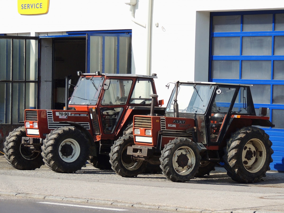 FIAT-Traktoren warten im Doppelpack auf den Service; 150324