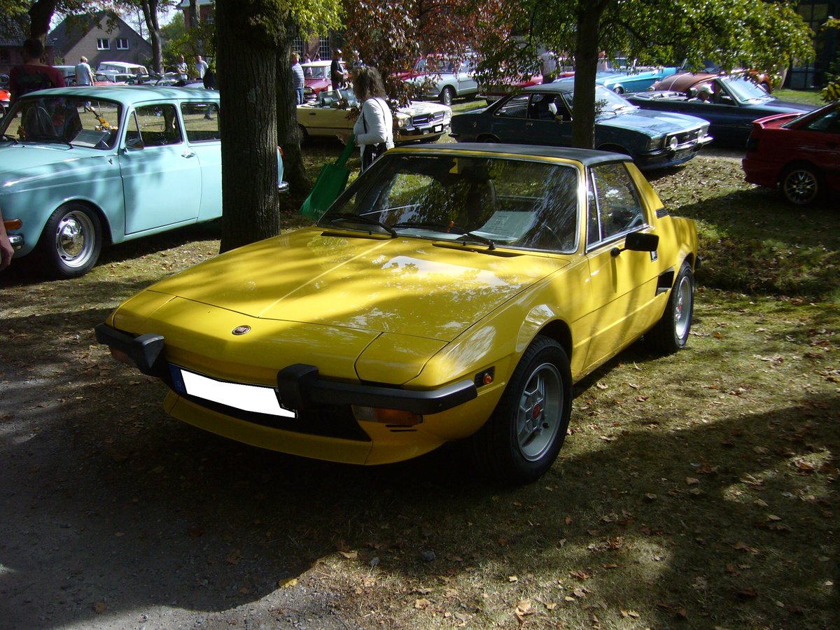 Fiat X 1/9. 1972 - 1988. Der X 1/9 basierte auf dem Fiat 128, war aber mit einem Mittelmotor bestückt. Hier wurde ein X 1/9 der ersten = A Serie, versehen mit dem 1.3l Motor mit 73 PS abgelichtet. Oldtimertreffen des Oldtimerclubs Schermbeck am 22.09.2019 in Lühlerheim.