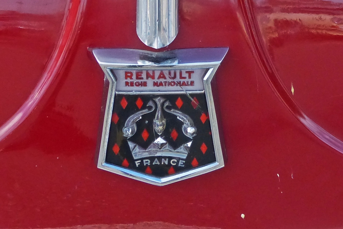 Firmenlogo vom Renault Dauphine, Bj. 1957. 01.10.2021