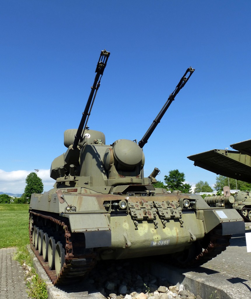 Fliegerabwehrpanzer 68, gebaut von 1977-79 in der Schweiz, 2x35mm Flak, 750PS, Vmax.53Km/h, von 1979-80 wurde dieser Prototyp bei der Schweizer Armee erprobt aber nicht eingefhrt, Panzermuseum Thun, Mai 2015