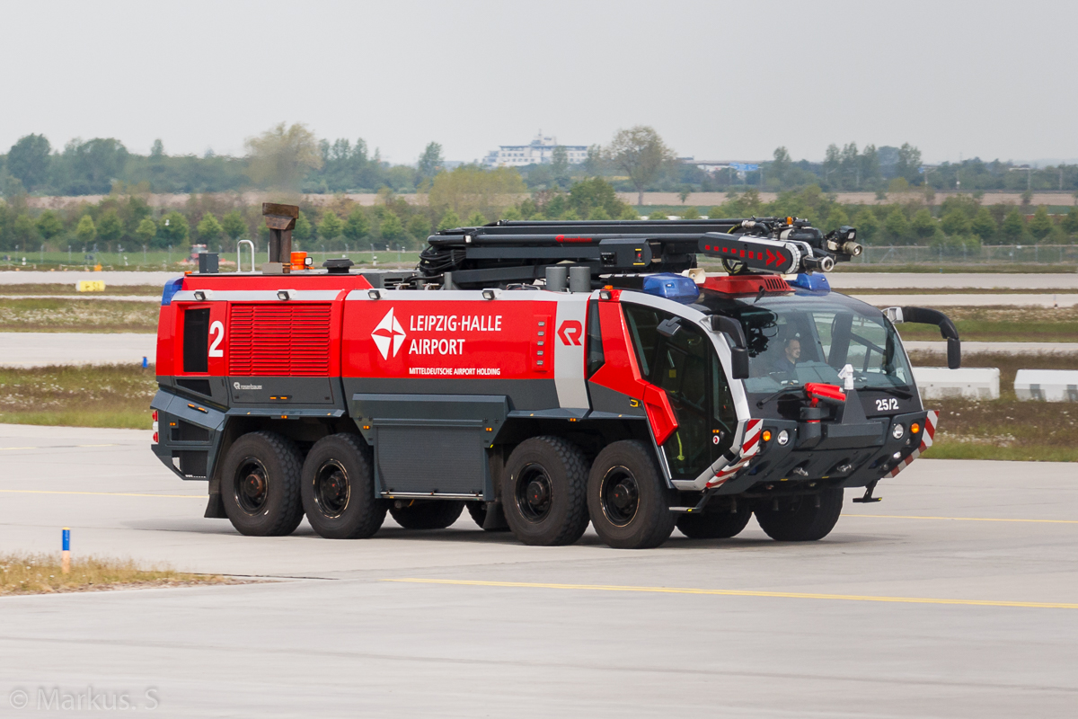 Flugfeldlöschfahrzeug Panther 8x8 CA7 HRET SWB der Werkfeuerwehr des Flughafens Leipzig/Halle. Aufgenommen am Flughafen Leipzig/Halle am 10.Mai 2017
